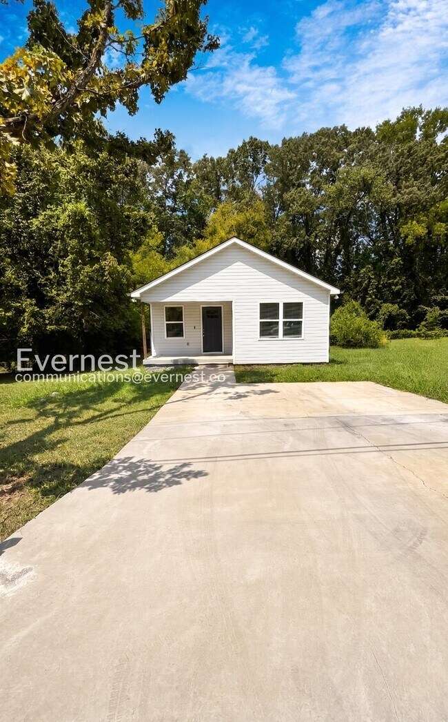 Building Photo - 4 Bed & 2 Bath House in Chattanooga / Pet-Friendly / Available Now!