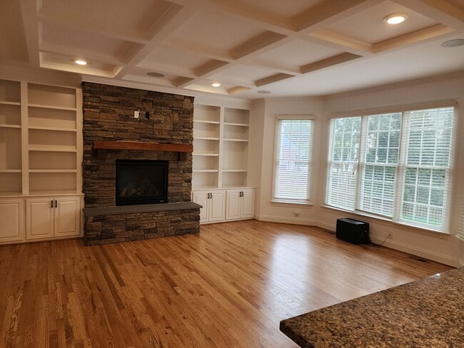 Building Photo - Stunning Luxury Home with 5 Bedrooms and 5...