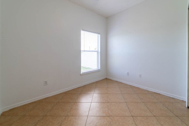 Building Photo - **Charming 4BR/2BA Pond-View Home with Boat Ramp Access – East Orlando **
