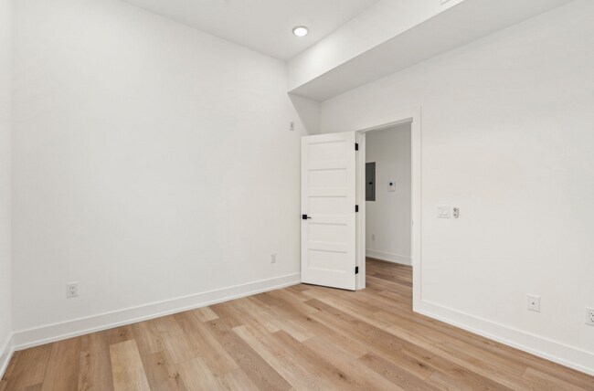 Building Photo - 136-40 E Cumberland St