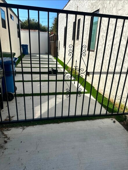 Building Photo - 1605 S Curson Ave