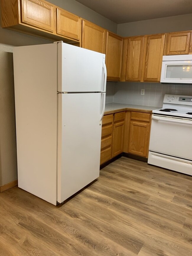 Building Photo - STUDENTS WELCOME! 3 Bed, 2 Bath Duplex in ...