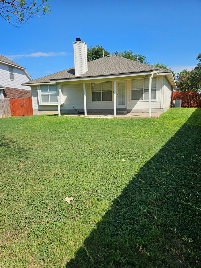 Building Photo - 1002 Woodview Dr