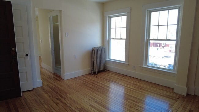 Building Photo - 12 E Main St