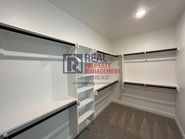 Building Photo - Stylish 3 Bed, 2 Bath Home in Gated Lakeside Community!