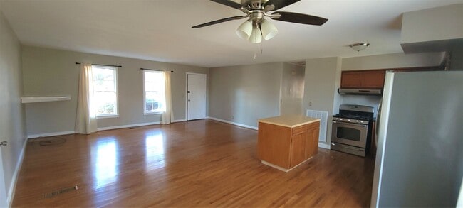 Building Photo - 4 Bedroom/ 1.5 Bath Brick Home for Rent in...