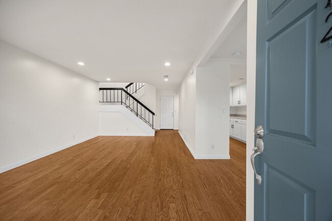 Building Photo - Newly updated 3 bed / 1.5 bath townhome in the desirable Sherwood Village