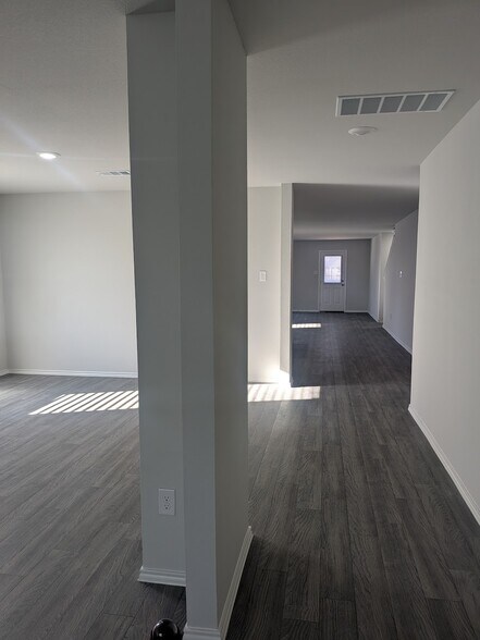 Building Photo - 1704 Dwelling Pl