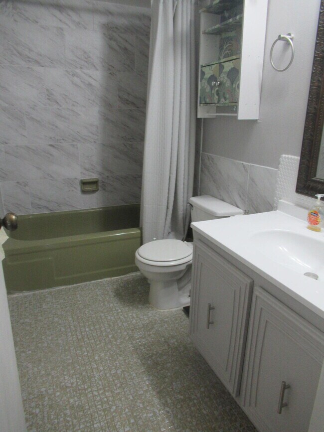 Building Photo - 2841 Somerset Dr