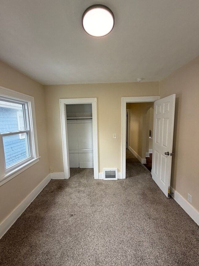 Building Photo - 2 Bed / 1 Bath House for Rent — Lansing, MI