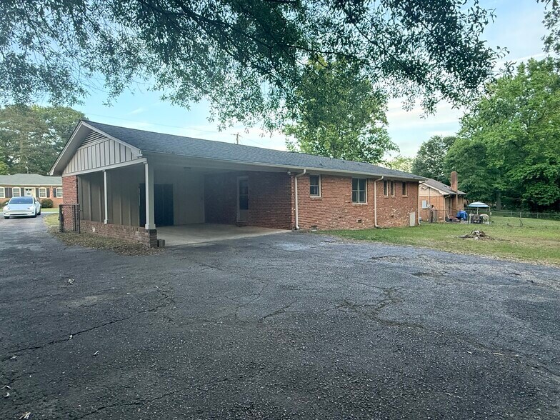 Building Photo - 126 Avon Dr