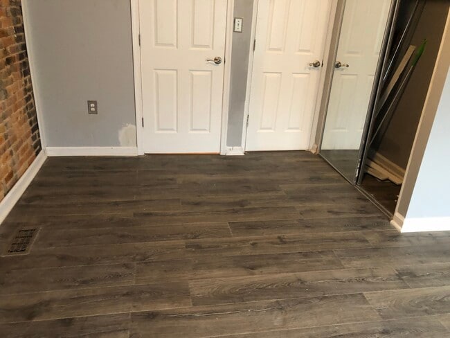 Building Photo - 405 S Vincent St