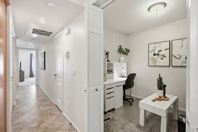 Building Photo - Point Loma, "The Bay" 2 bed 2 Bath Townhome now available! Amazing amenities, don't miss out