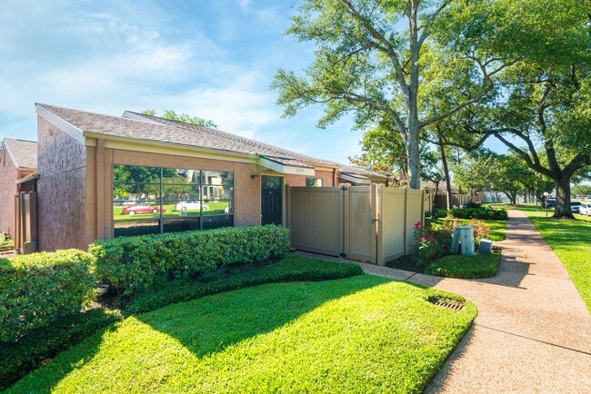 Building Photo - 2445 Briarwest Blvd