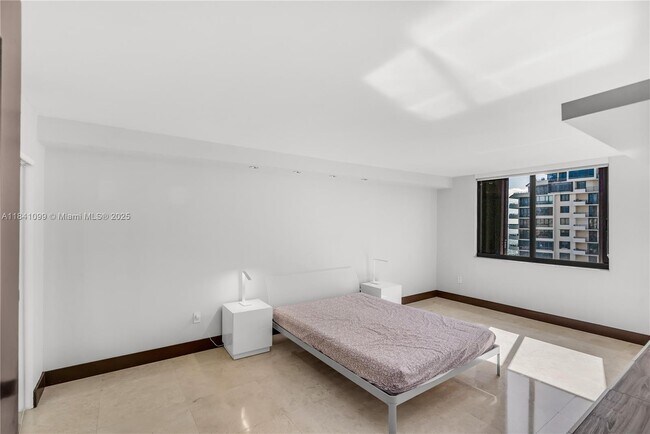 Building Photo - 540 Brickell Key Dr