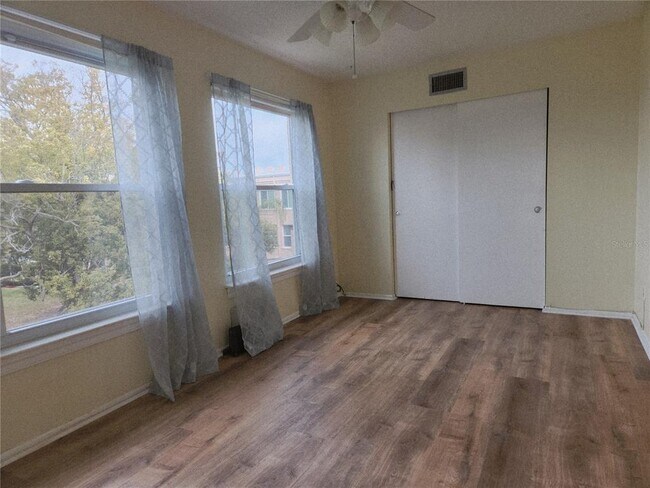 Building Photo - 2458 Columbia Dr