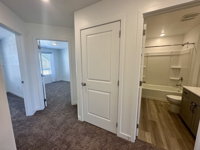 Building Photo - Adorable Long Valley Townhome!