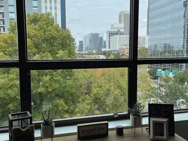 Building Photo - 115 W Peachtree Pl NW