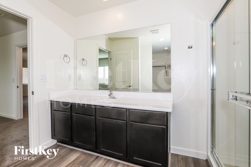 Building Photo - 967 W 20th St