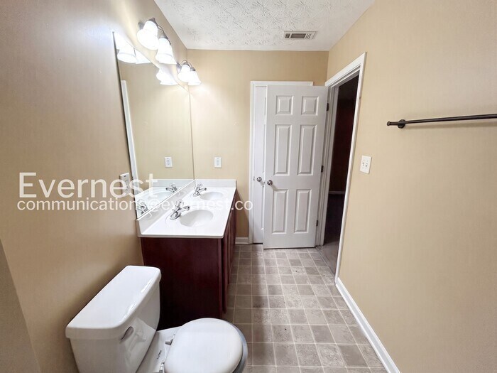 Building Photo - 1403 Little Creek Dr