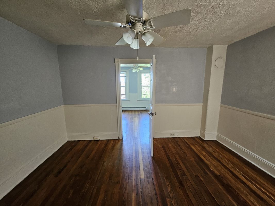 Building Photo - 924 E Morton St