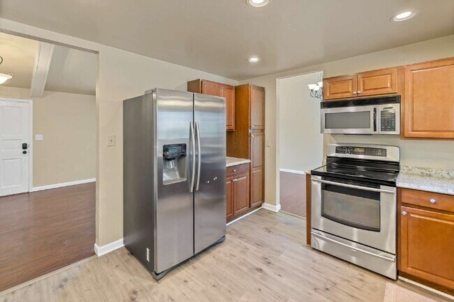Building Photo - 3-Bedroom with A Flex Room Multi-Level Home with Fresh Paint, Refreshed Deck, and Multiple Living...