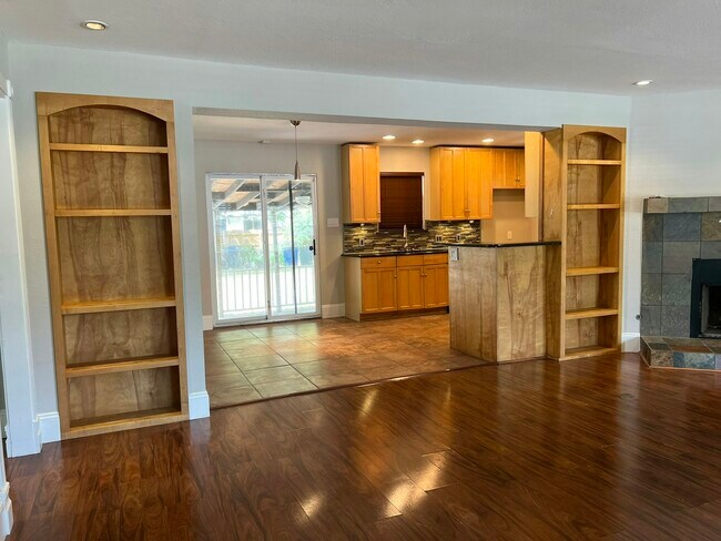 Building Photo - 1313 Casa Vale Dr