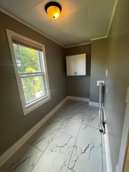 Building Photo - 84 W Main St