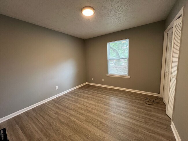 Building Photo - 3 bedroom 2 bath home in Village Green