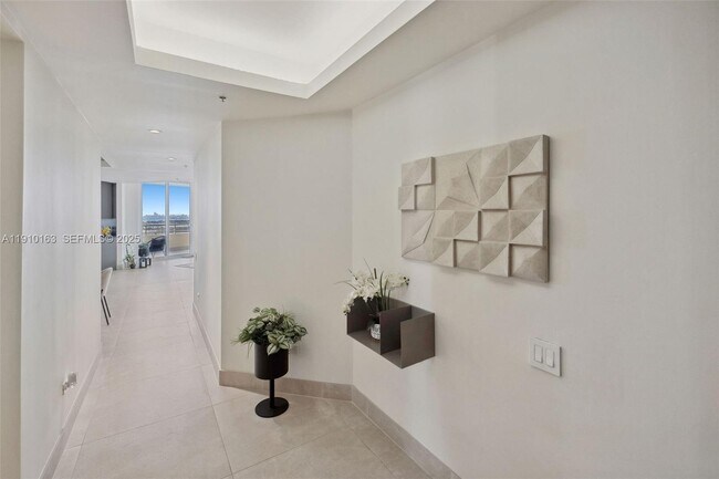 Building Photo - 808 Brickell Key Dr