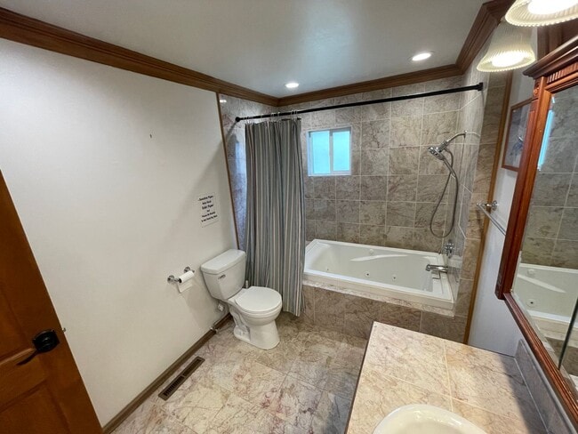 Building Photo - Spacious Single Level Ranch Style 4 Bed 2 ...