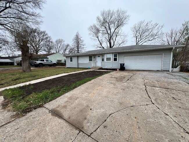 Building Photo - Inviting 3 Bedroom Home with Garage & Storage Space