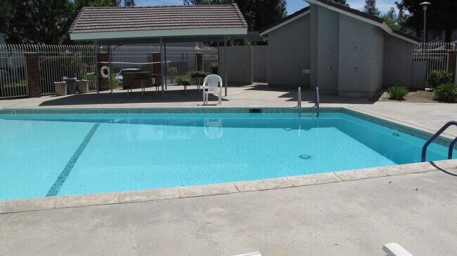 Building Photo - Condo in South West Bakersfield Private Co...