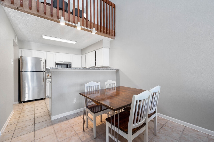 Dining - 200 Pecan Dr
