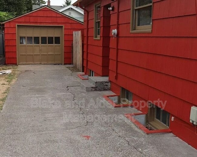 Building Photo - 6410 NE 33rd Ave