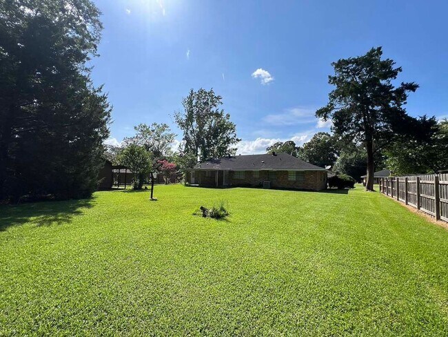 Building Photo - Baker's Historic Buffwood Subdivision, 3 bedroom, 2 bath home loaded with amenities