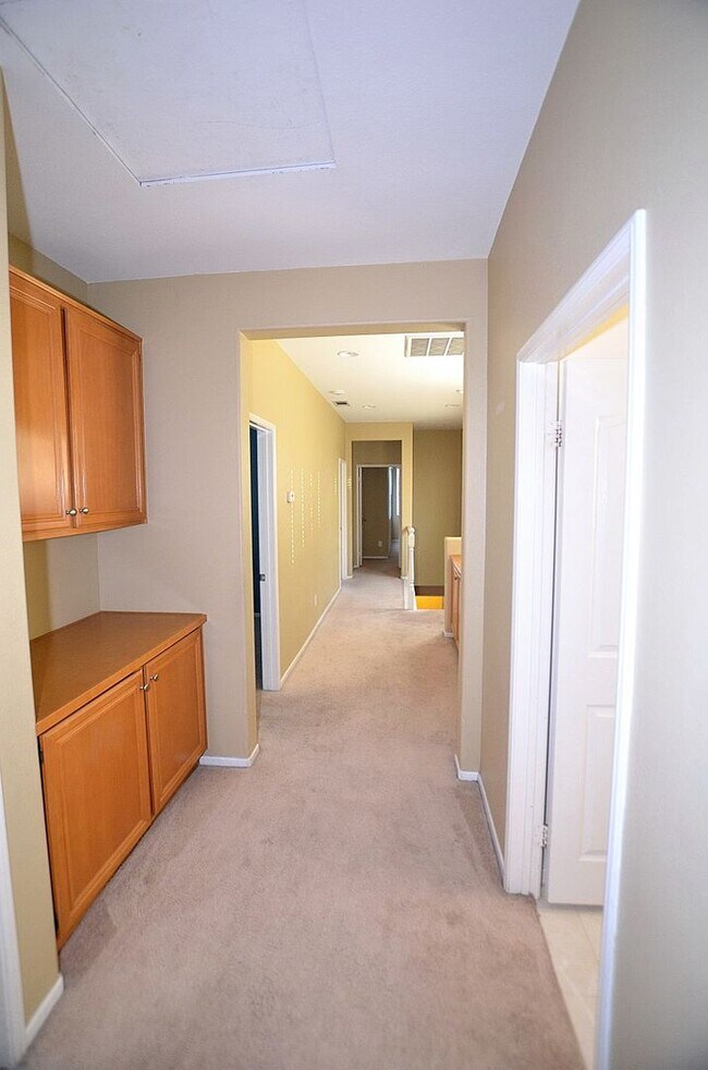 Building Photo - 4Br/3-1/2 bathroom Home