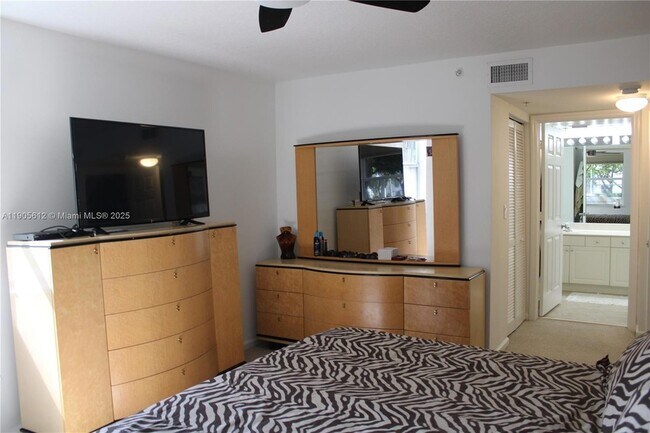 Building Photo - 519 E Sheridan St