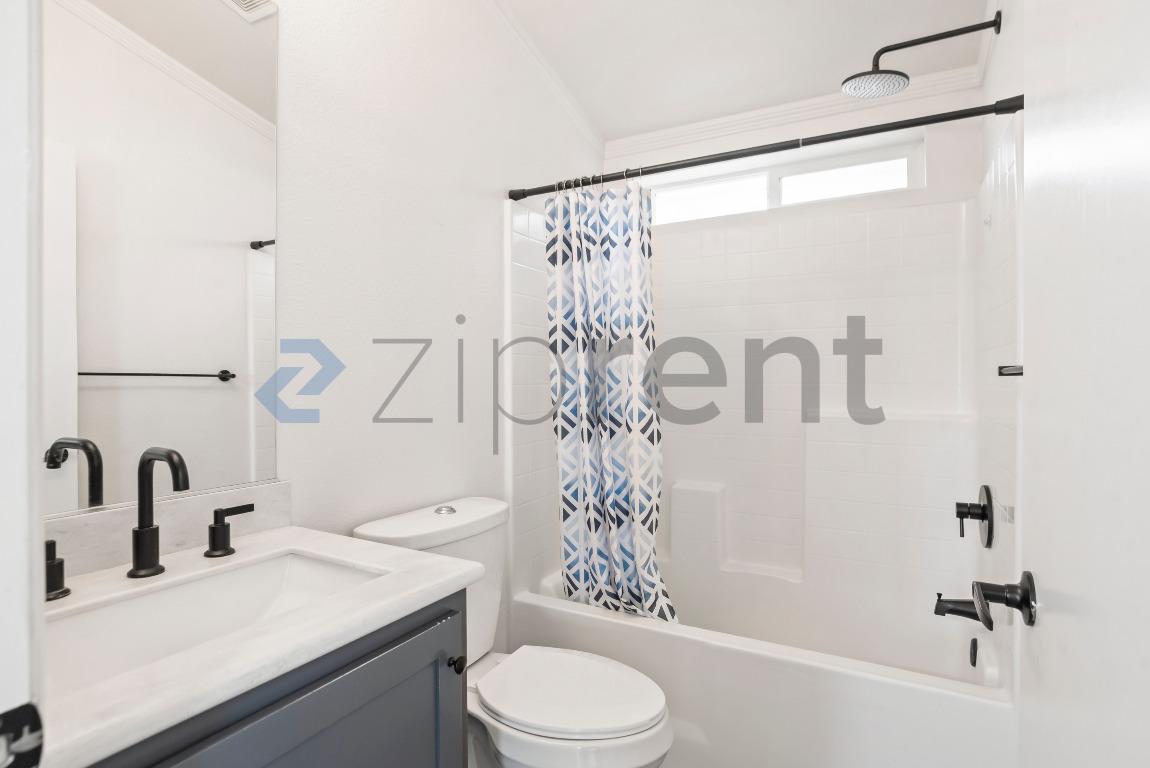 Building Photo - 2838 Romagnolo St