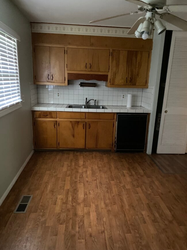 Building Photo - 708 W Walnut St