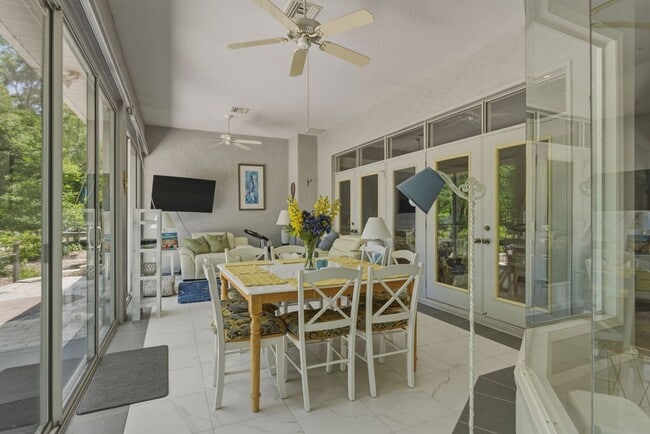 Building Photo - Must See Immaculate 3/2 Rainbow Springs with Lanai