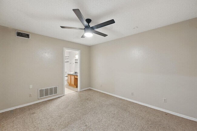 Building Photo - Beautiful 3 Bedroom Condo Overlooking The Canal!