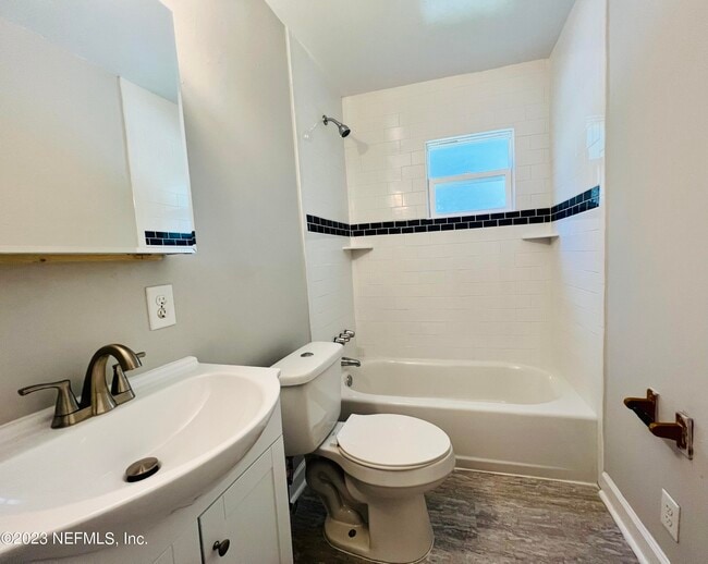 Building Photo - 2105 Kingswood Rd