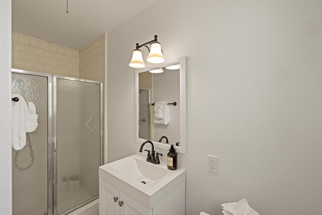 Building Photo - 1571 David Ave