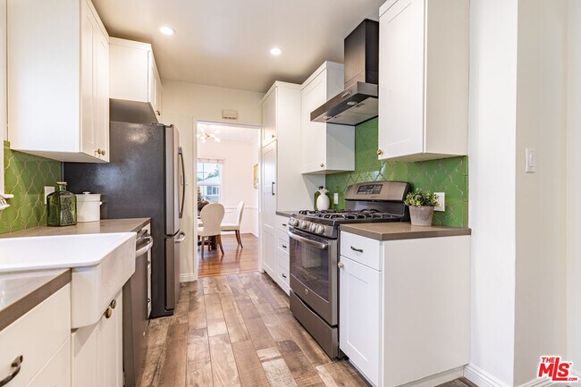 Building Photo - 5732 Vesper Ave