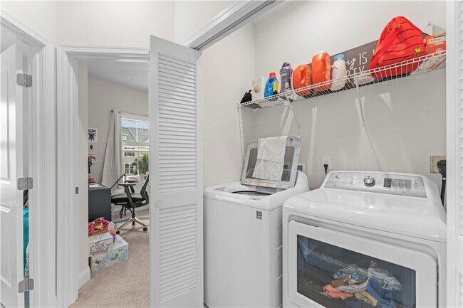 Building Photo - 483 Fairmont Dr