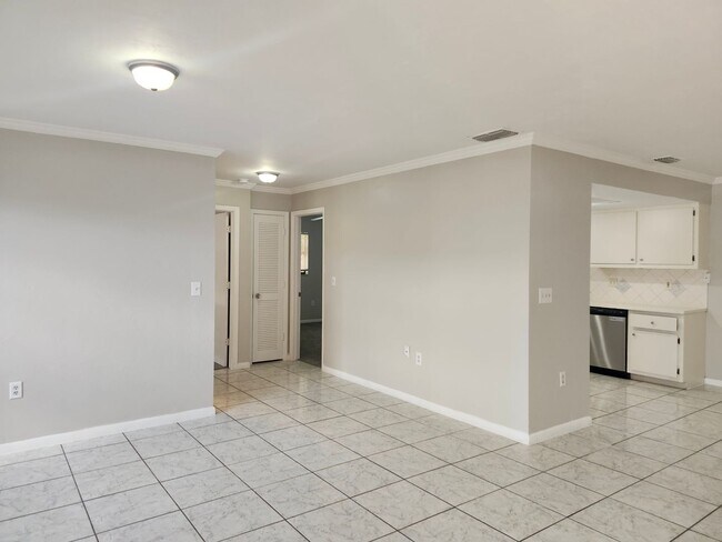 Building Photo - Single Family 3 bedroom 2 bath Must See
