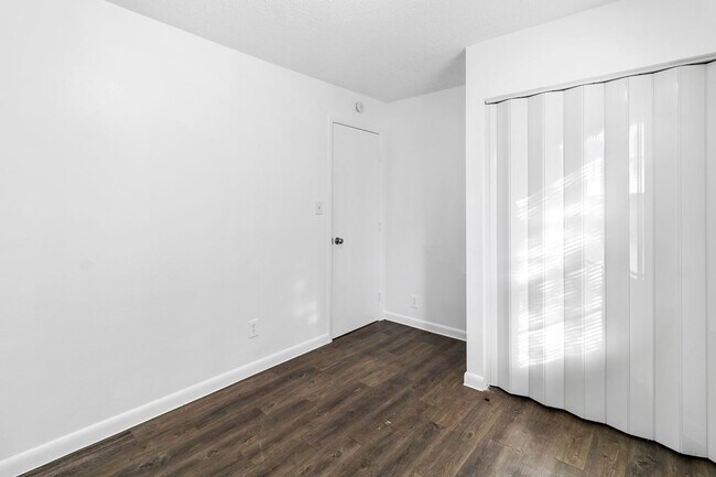 Building Photo - 3 bedroom 1 bathroom single family house!