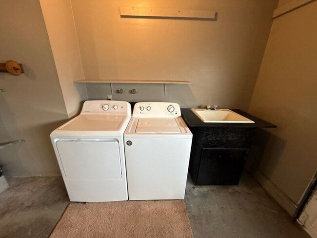 Building Photo - 1650 NW Highland Dr