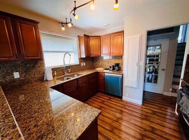 Building Photo - 582 Revilo Blvd